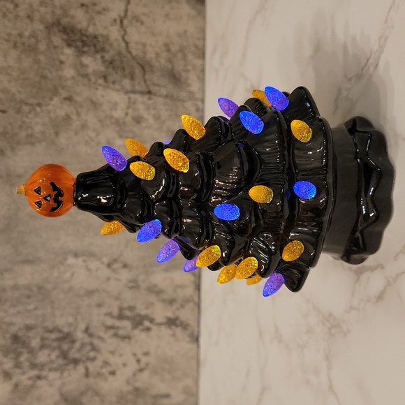 Halloween themed lighted Christmas tree - Picture 4 of 4